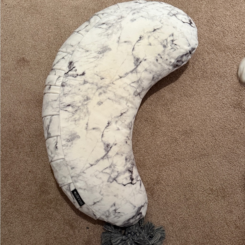 Dock A Tot la maman wedge Nursing Pillow with Tassel